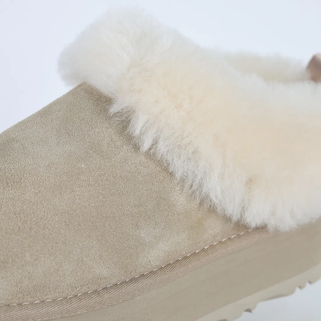 Pick up locally 💰600 Core recommended good price Independently developed original outsole, cashmere insole, keeping warm in winter, suitable for home use. In recent years, uug has launched a style series, which is partially skewed towards the preferences of young consumers, and has also been at the forefront of fashion trends. Shoe body material, water-repellent coated suede upper, 17mm UGGPURE™ implanted wool insole, lightweight non-slip and comfortable rubber outsole, with brand LOGO, complete packaging, size: 35 36 37 38 39 40